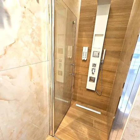 Astoria Supreme - Modern Boutique Bed & Breakfast *